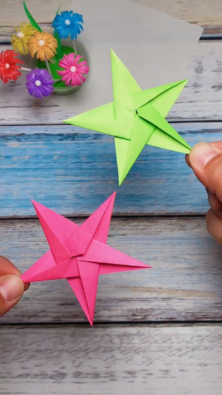 用正方形彩纸轻松折立体五角星-度小视
