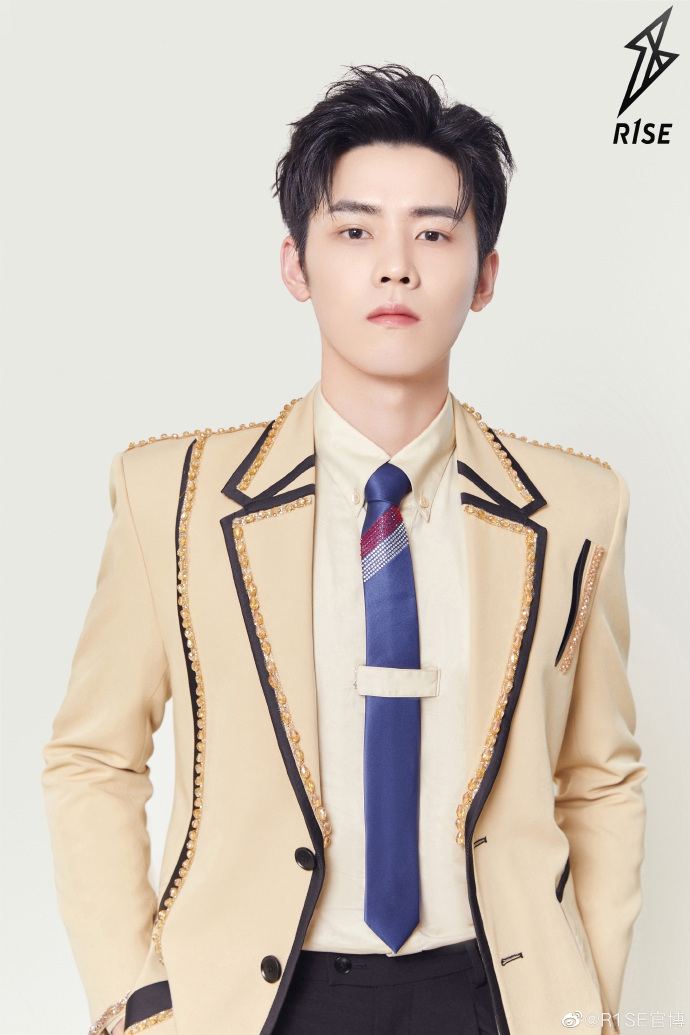 r1se成团一周年制服升级11位鲜衣少年写真曝光