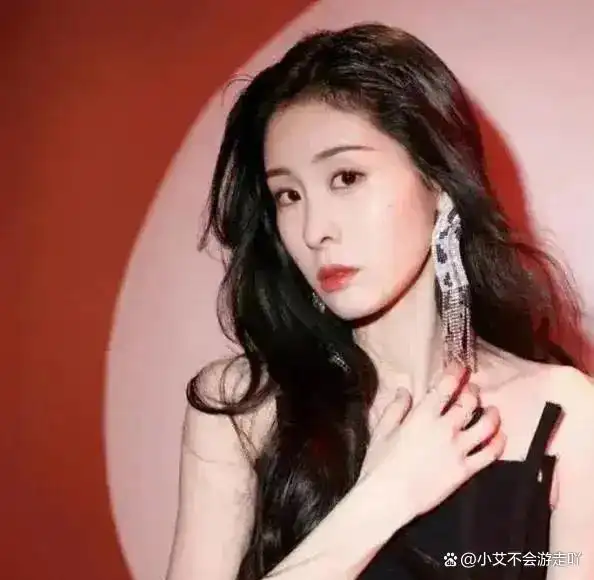 华晨宇女友放飞自我穿吊带染黄发简直太有个性