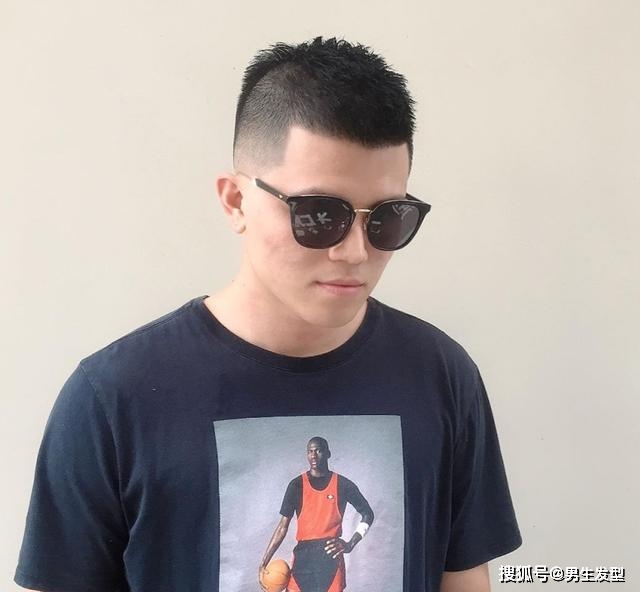 男生不要嫌弃"两边剃光,中间留长"发型,剪这几款,帅气不油腻_头发