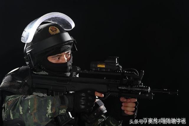 科普:为何实战中特警要带面罩,而特种部队只抹彩泥