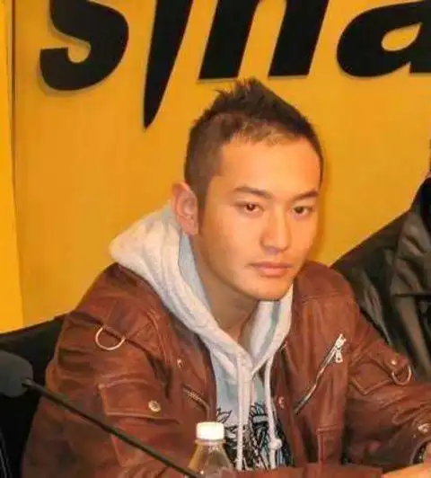 回顾10位中年男星秃顶大赏沙溢聂远头顶稀疏意外是彭于晏