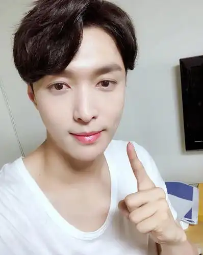 邻家男孩张艺兴帅气写真