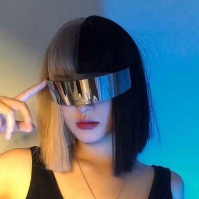 冷酷女生头像虽然有点酷但姐姐超甜的