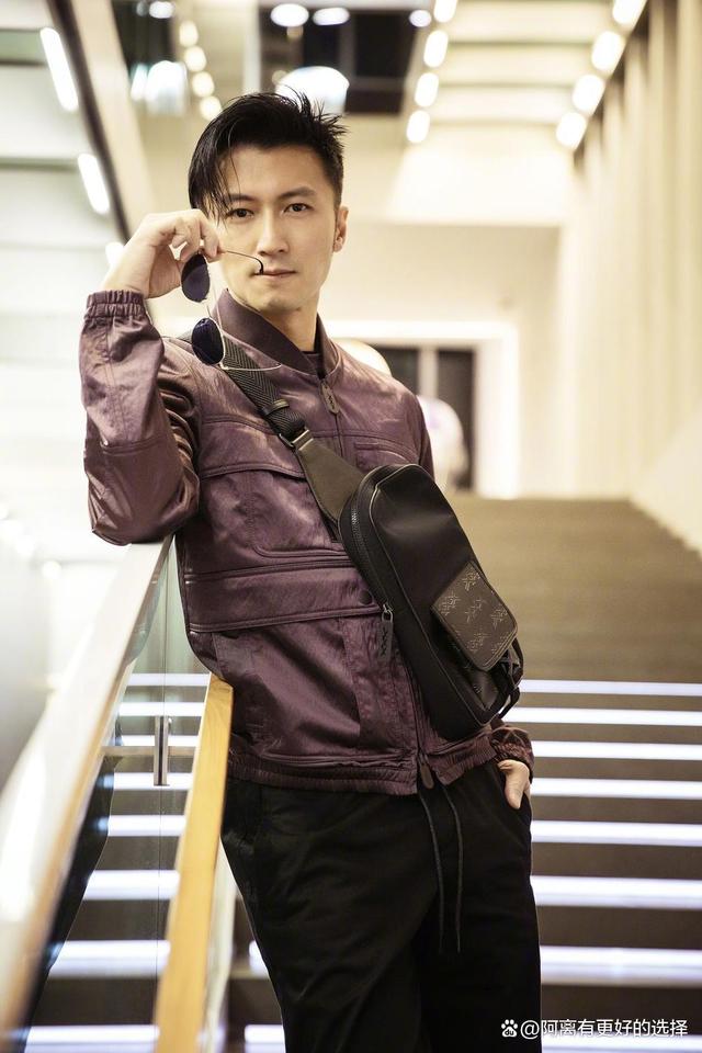 谢霆锋隔10年首次与大儿子同框!父子长相如复制,相处细节太暖心