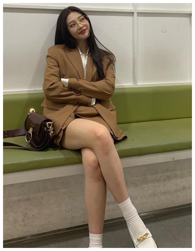 原创朴秀荣这个心机girl故意将鞋子12鞋面剪掉意外显腿长