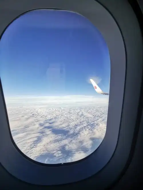 飞机上远眺窗外的白云,像棉花,像波浪,像冬天下的雪被,太惊喜了.