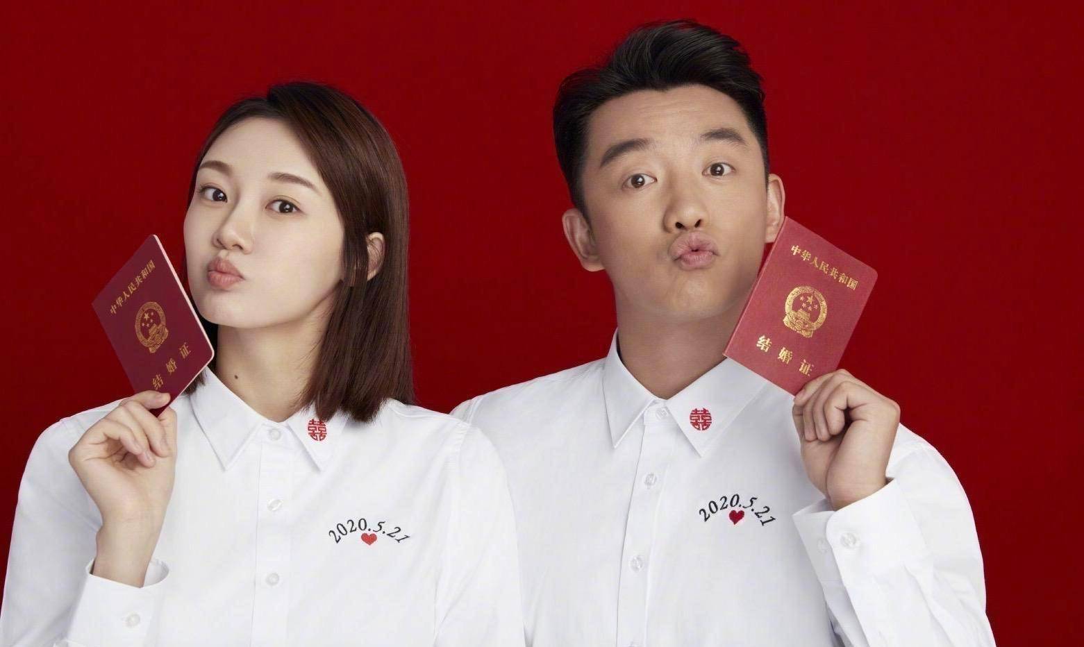 郑恺苗苗身着情侣装逛街,十指紧扣尽显甜蜜,未受夜店风波影响_白色