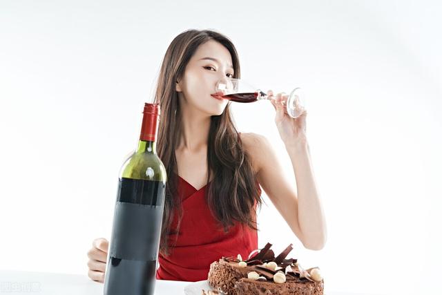 女人喝酒霸气的句子说说心情女人喝酒的文案