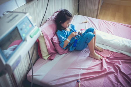 患病亚洲儿童手上有生理盐水输液照片