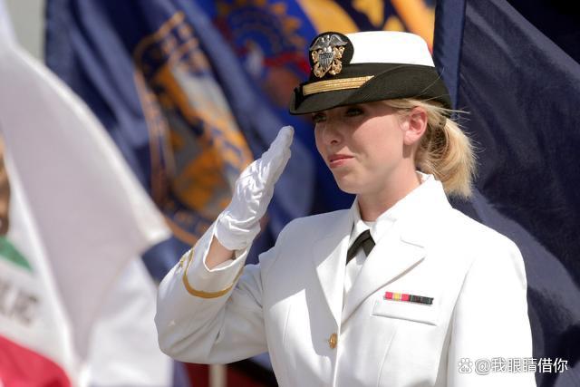 在当今这个日新月异的时代,美国航空母舰上女兵的身影已成为一种不可