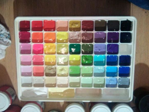 想请教一下水粉颜料盒的排列方法