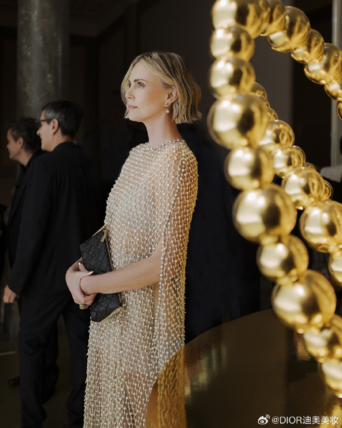 迪奥真我香水系列代言人查理兹·塞隆(charlizetheron)在真我香水系列