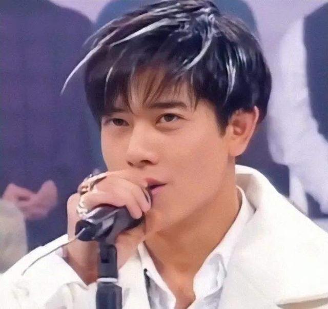 前不久,一段郭富城年轻时摇头的视频再度走红网络,只见视频中身穿白色