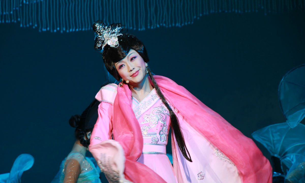 李玉刚的女装扮相真的太美了,一颦一笑都像极了画中仙子!