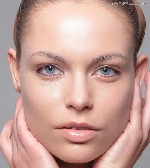 1,把下面的头像素材保存到本机,打开ps软件,再打开保存的人物素材.