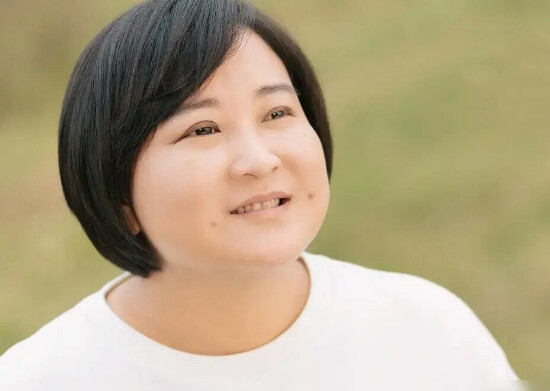 贾玲20岁青涩旧照曝光,身材苗条端庄秀气