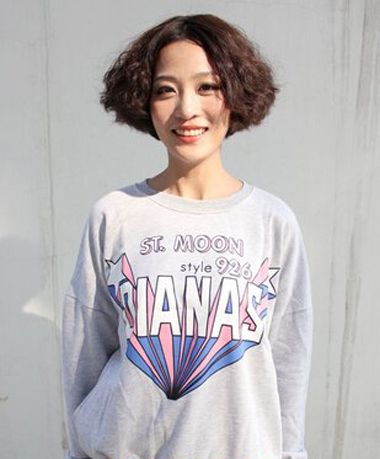 中分短发玉米须烫发发型中分的头发梳往两边,玉米须烫发发型贴着发顶