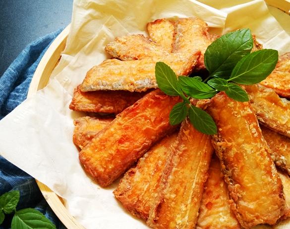 干炸带鱼这么做,外酥里嫩,完整不破皮,趁热吃又脆又香