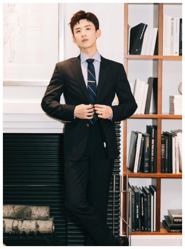 继续营业的怀柔区鞋王白敬亭穿上整套西装满满的霸道总裁风