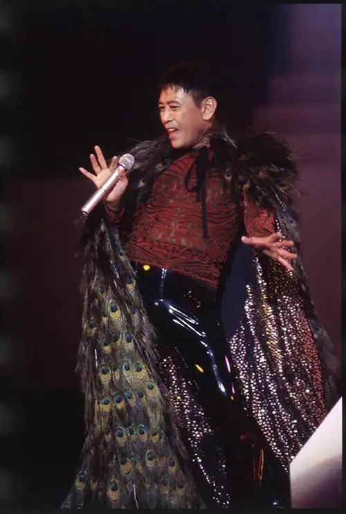 今天,是一代香港巨星,曾经在70年代称霸乐坛的罗文离开我们18年的日子