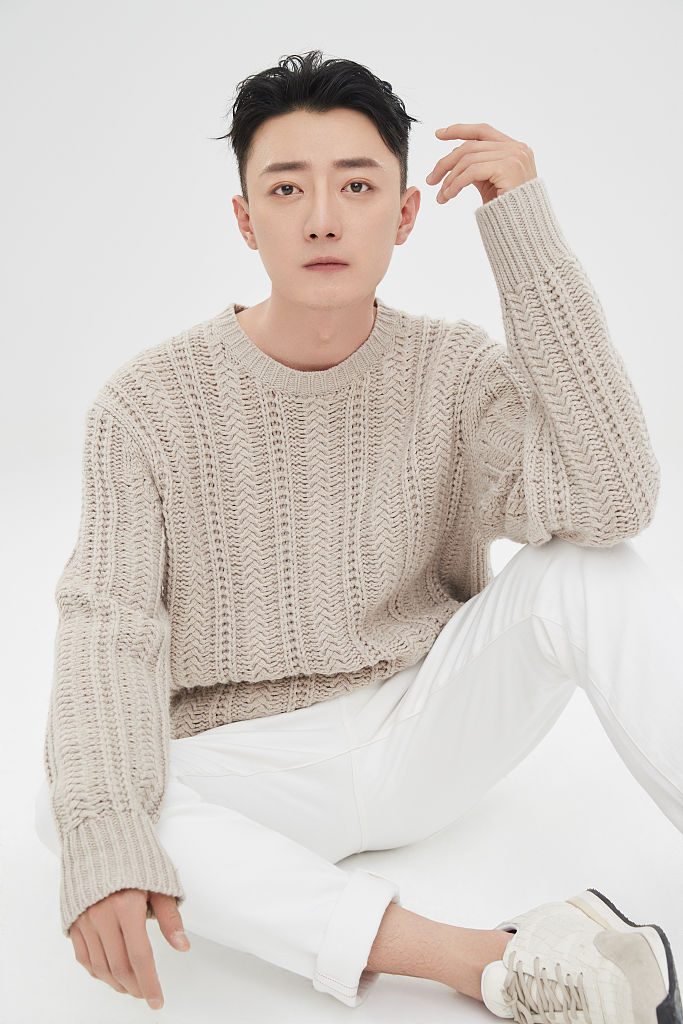 演员苏小玎生日写真曝光 氛围感小哥哥清爽俊逸