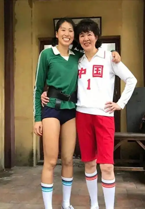 郎平一家五口美国聚餐老公罕露面帅气逼人女儿白浪身高超抢镜