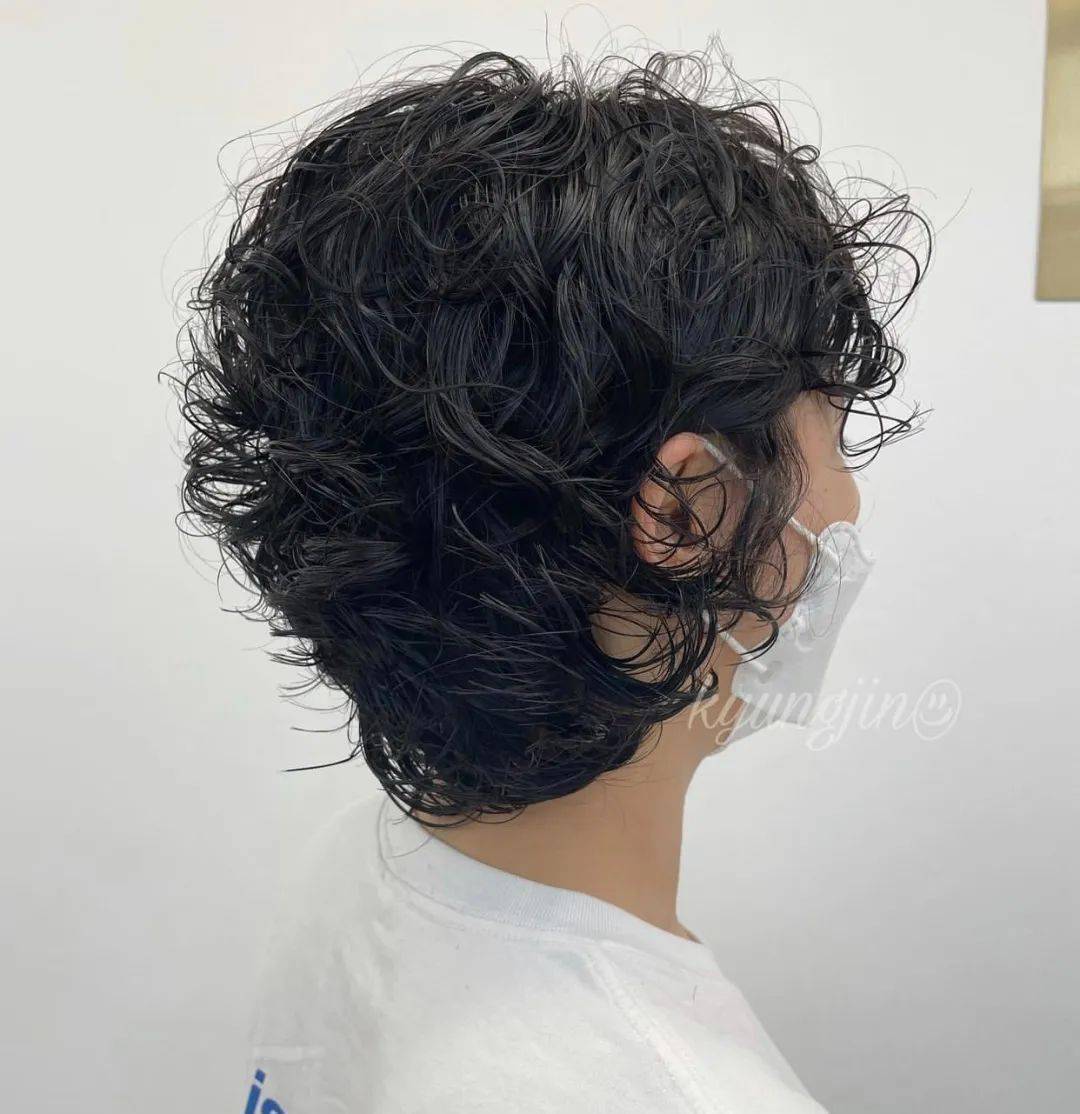 短发满头卷,头发再少烫了也好看!_修剪_美发_视频