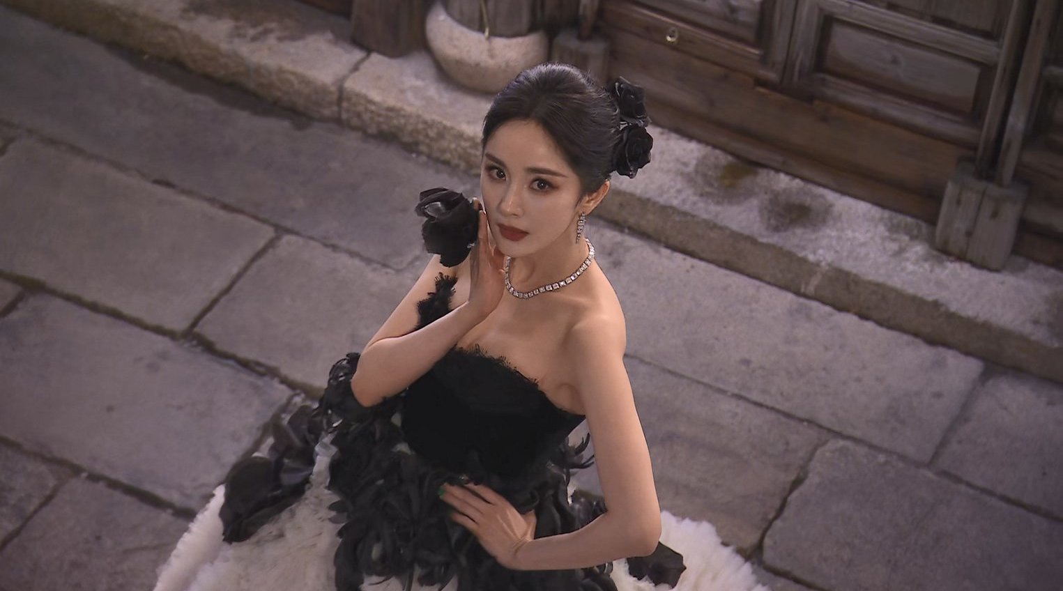 高清1080p回顾杨幂gq2023moty年度人物盛典双栖红毯cut杨幂的红毯被