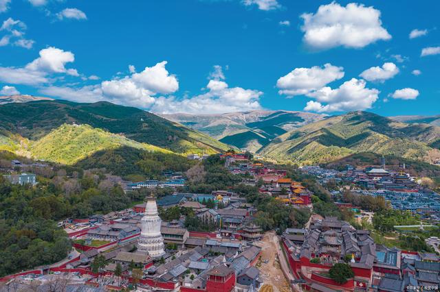 五台山游玩攻略一日游一,背景五台山,位于中国山西省忻州市,是中国