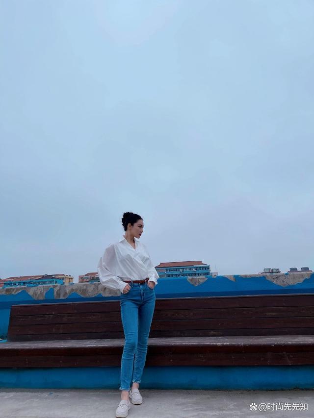张馨予的穿衣秘诀都在这!白衬衫 牛仔裤穿出高级感,军嫂超级飒