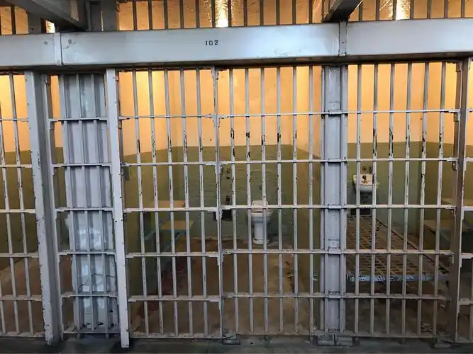 牢房很狭小,一间接着一间,犯人的世界就是一道铁门三面墙.