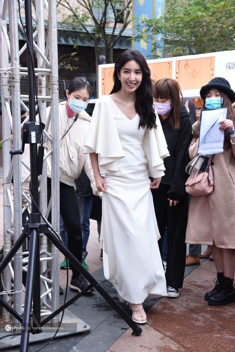 独家杨谨华出席保养品牌一日店长活动