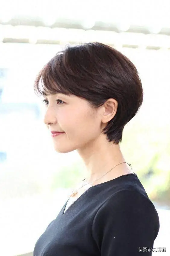 女人过了50岁,想换发型试试这几种,就算头发花白也很美_短发_女性