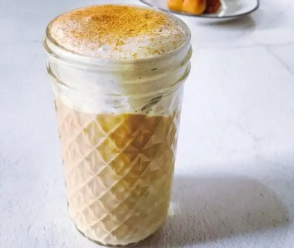 一颗蕃茄不爱蛋做的黑芝奶盖拿铁咖啡