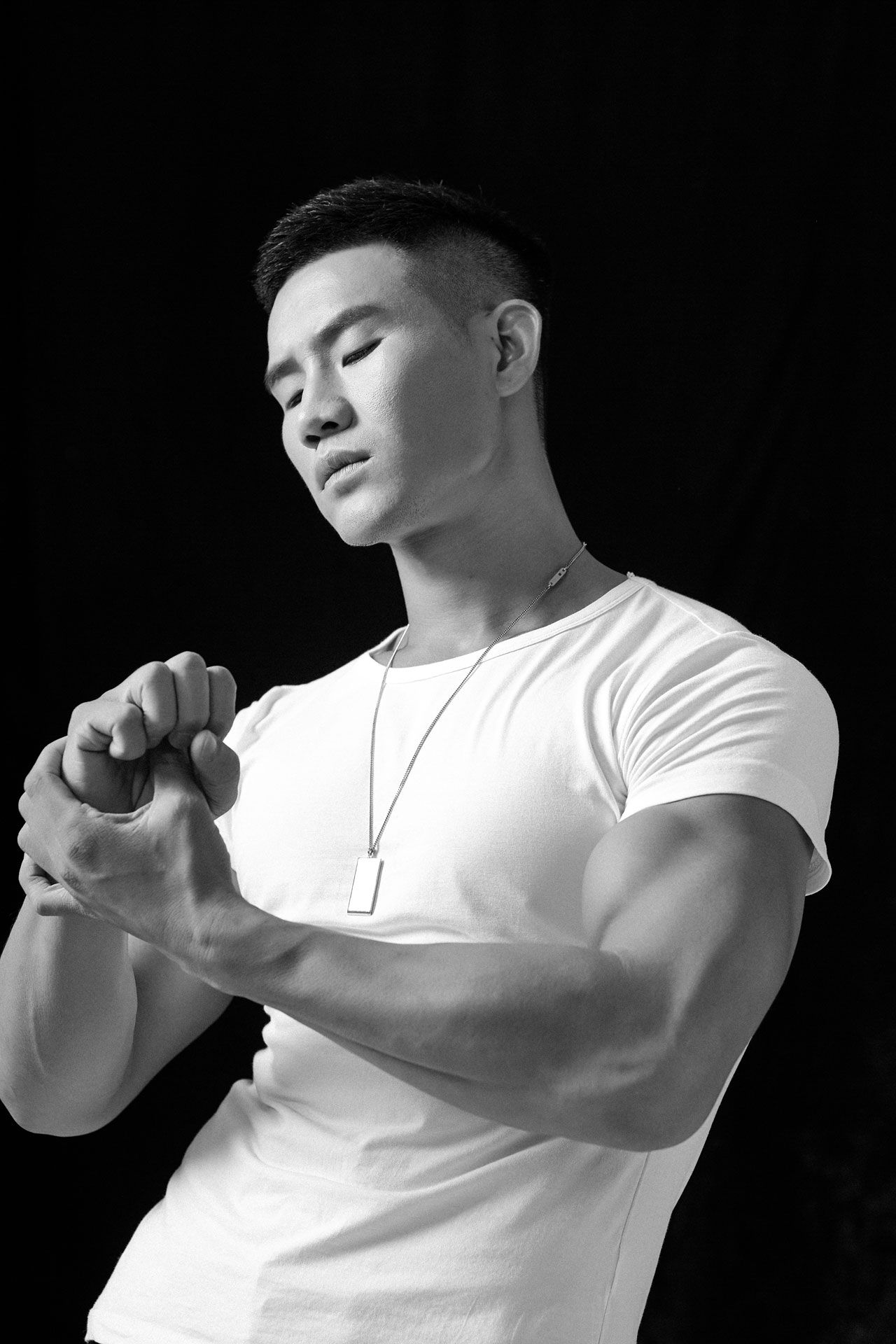 照片中的谢孟伟以率性极简的造型出镜,在黑白色调下,肌肉线条着实分明