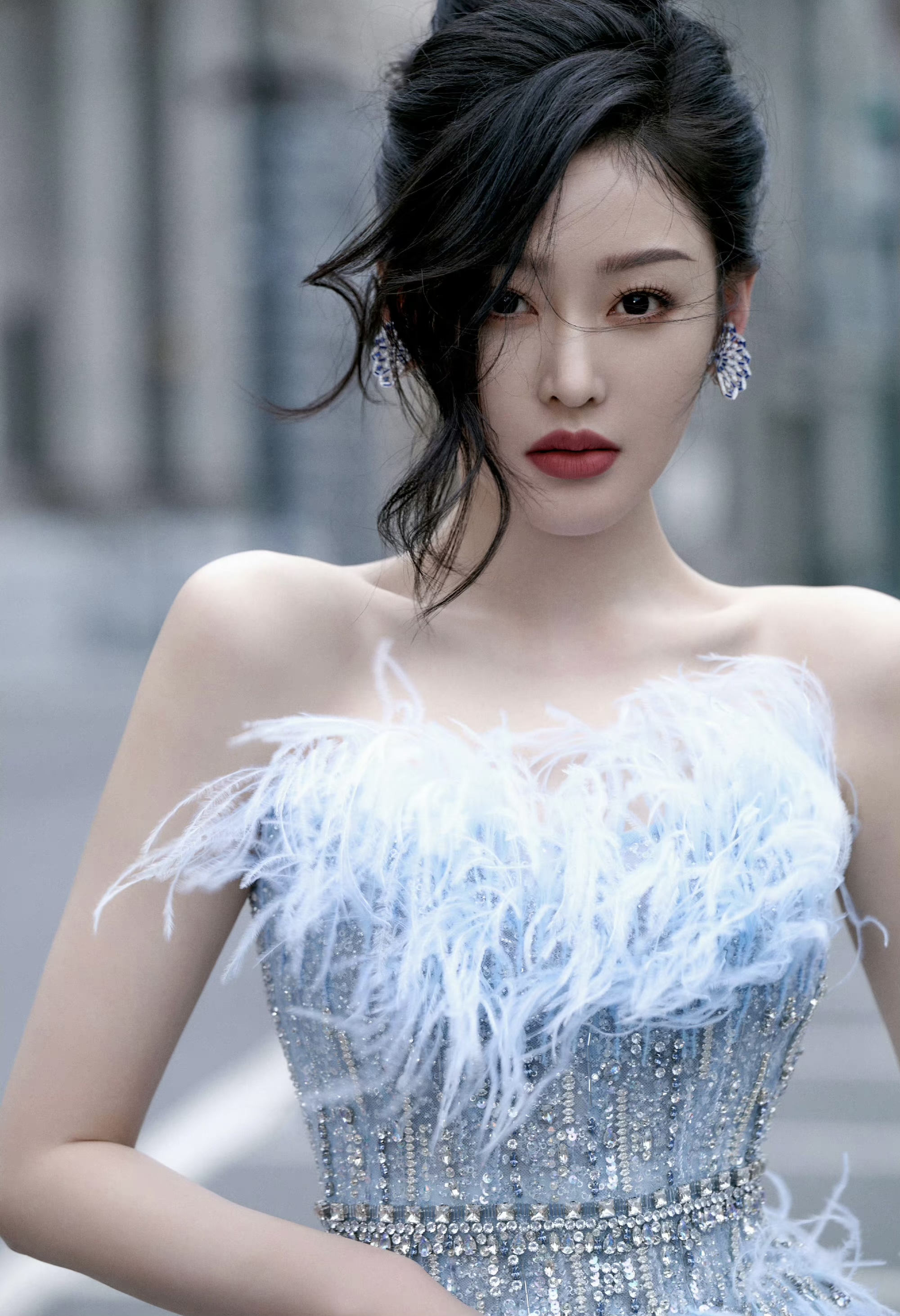 美女# 张天爱街拍,氛围感满满.