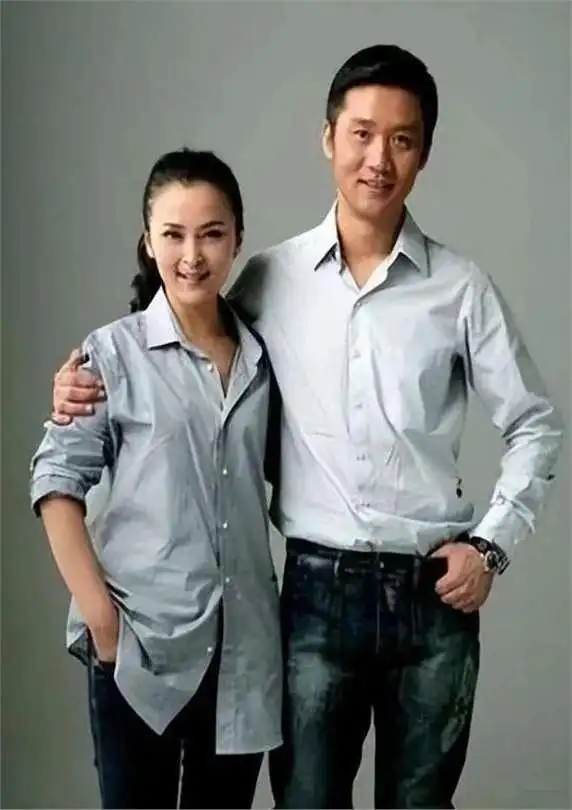 演员许云帆:娶黄志忠前妻何音,跟继子处成兄弟,结婚至今无子