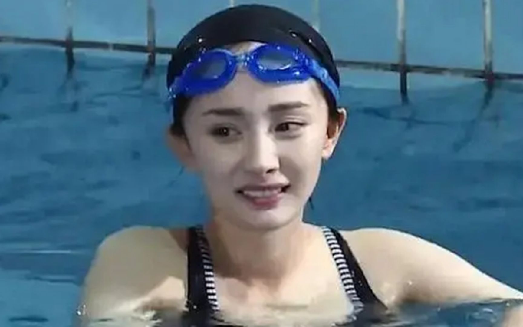 杨幂身材有多好?当她穿泳衣浮出水面的瞬间,网友:这谁顶得住!