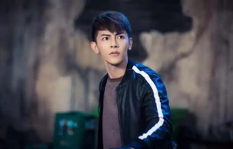 汪东城《镇魂街》收官玩吃豆梗 同款秋衣爆红