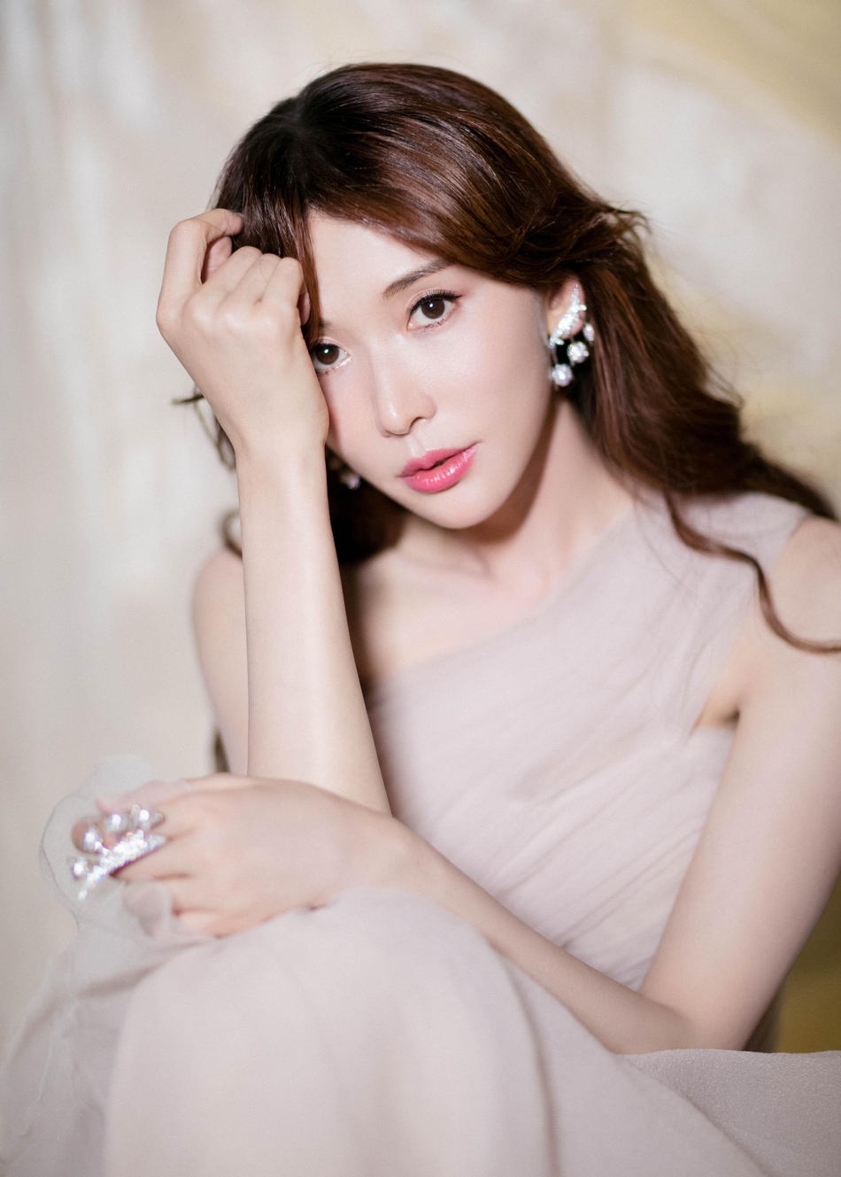 林志玲穿粉色柔纱裙超温柔搭配风铃花耳环夏日气息满满