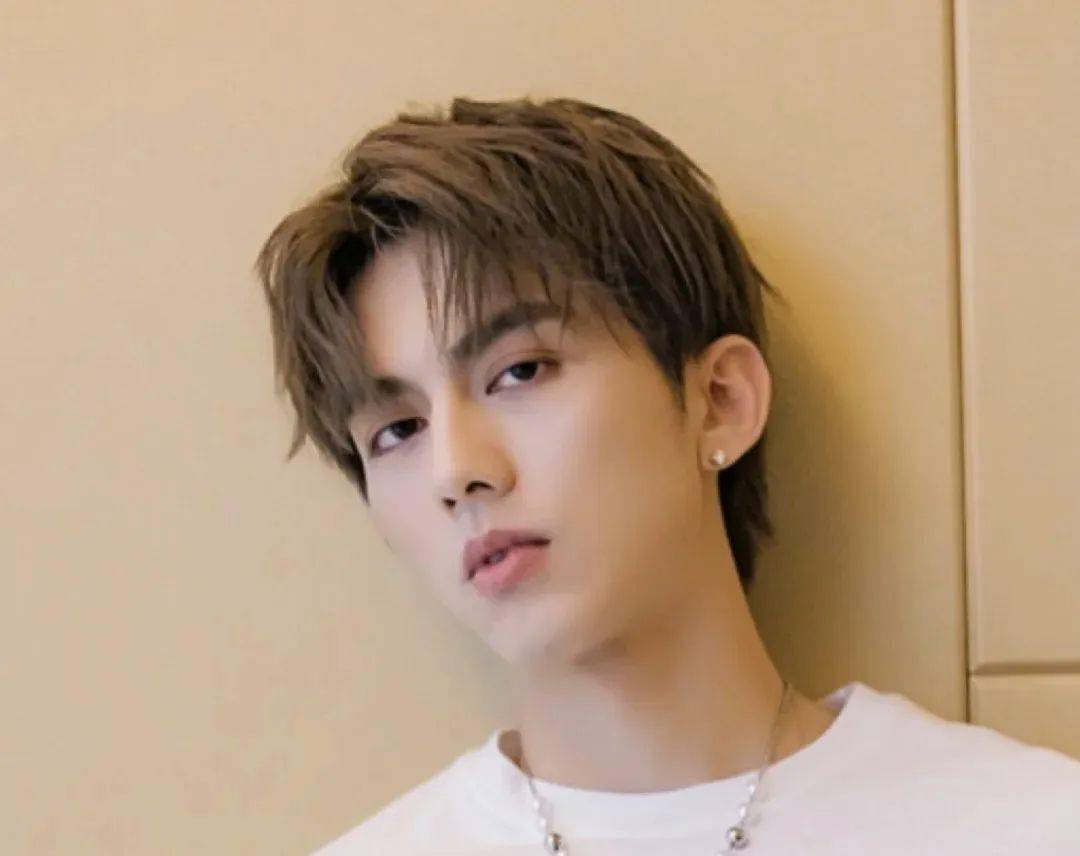 刘昊然野性中分短碎发