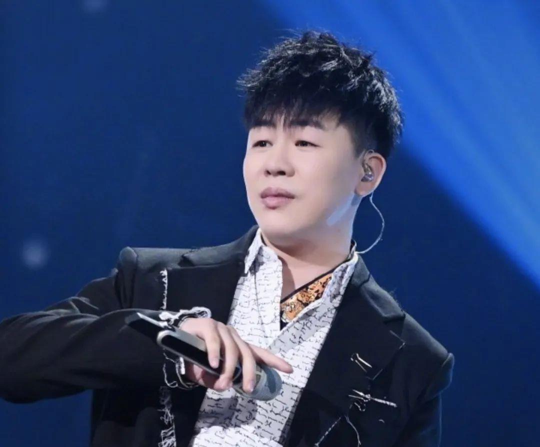 39岁胡彦斌被曝新恋情,和靓妹约会深夜散步回家,女方神似周冬雨