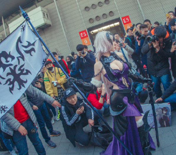 美女游戏主播大魔王惊艳cos黑贞粉丝担心不冷吗