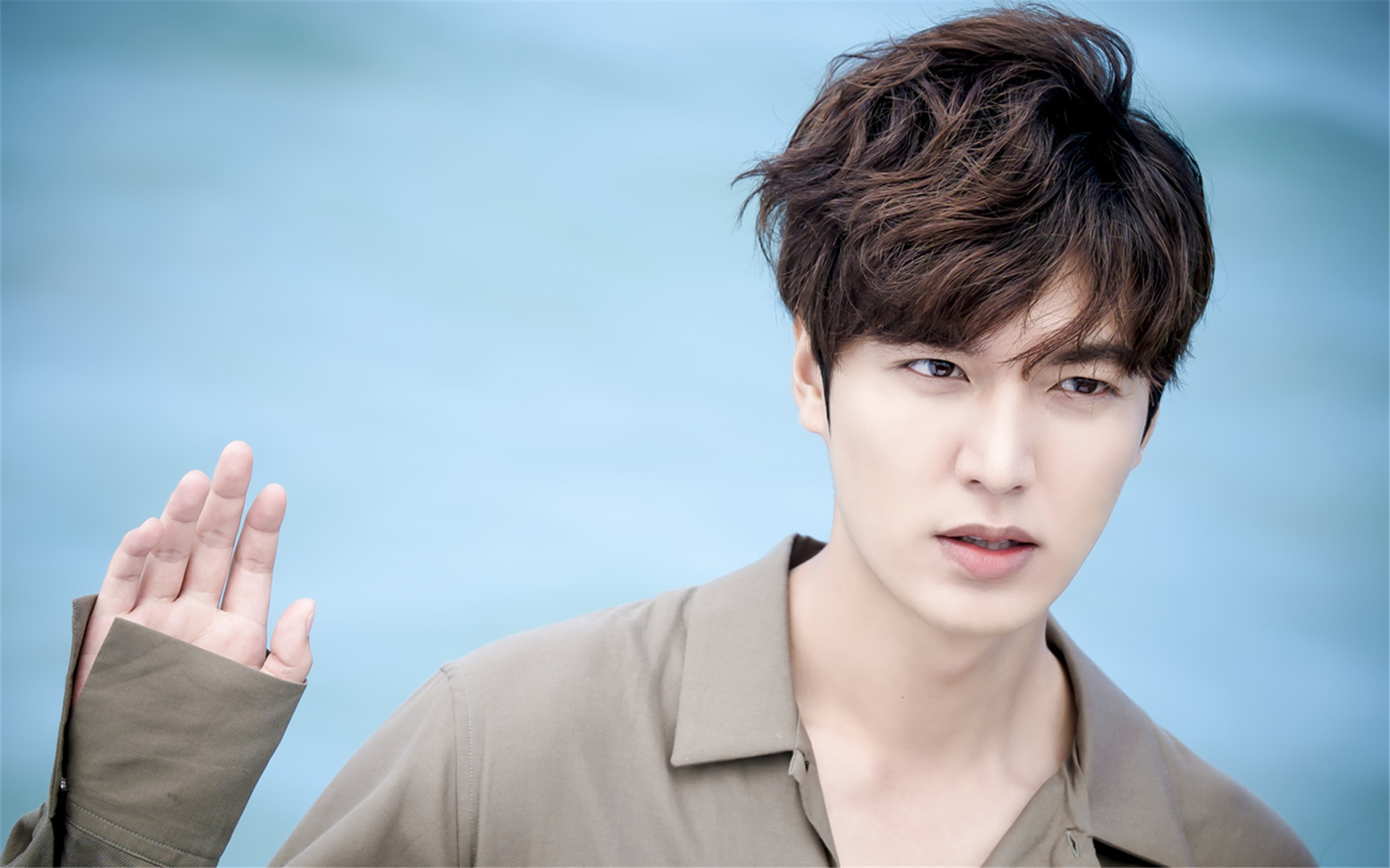 李敏镐《蓝色大海的传说》高清衬衫帅气剧照图片桌面壁纸