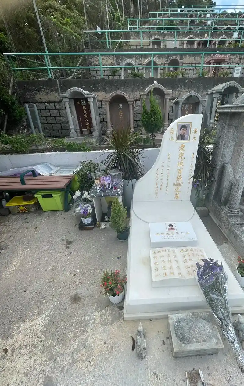 丹尼母亲和他合葬了 家驹墓碑前永远不缺香火.跋山涉水 终于见 - 抖音