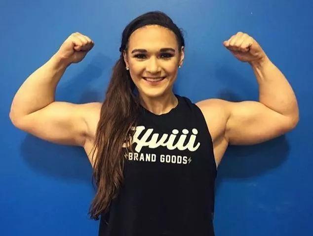 力量举比较普遍的地区当属欧美,除了男人有一身强壮腱子肉外,女人也