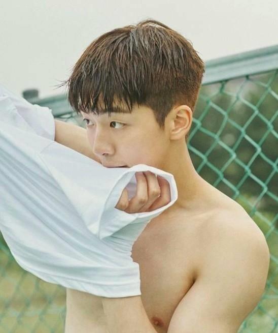 南柱赫当年曾拍摄过一组清凉写真,乍看是运动系阳光大男孩,但性感腹肌