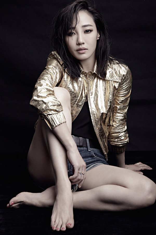 宣布已经离婚的白百何为儿子挡住镜头.