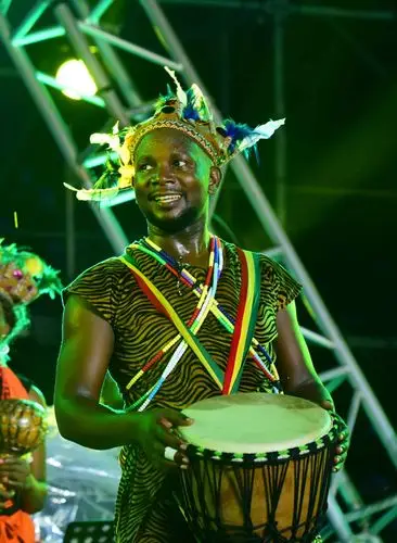 啤酒节上的黑人舞蹈.